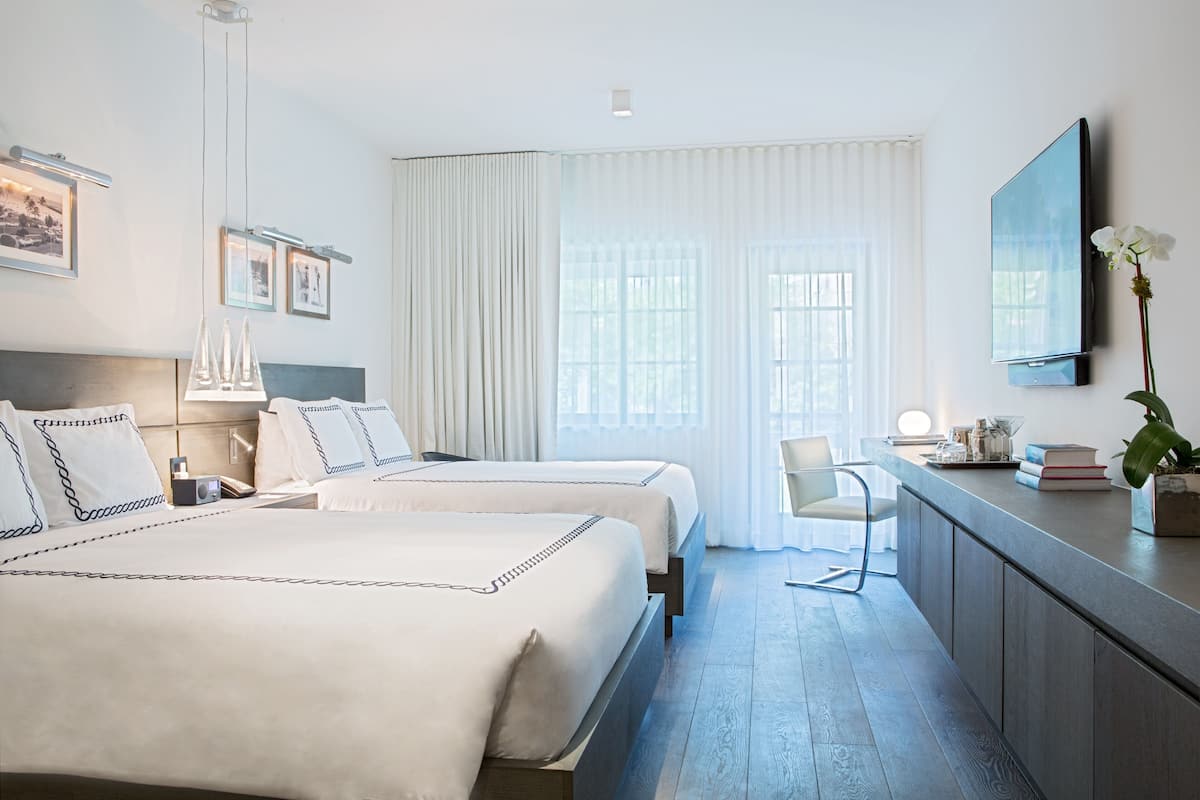 Luxury-Doppelzimmer, 2 Queen-Betten, Balkon | Daunenbettdecken, individuell dekoriert, individuell eingerichtet