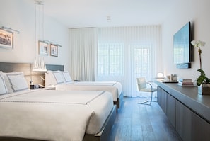 Chambre Double Luxe, 2 grands lits, balcon | Couette en duvet d'oie, décoration personnalisée