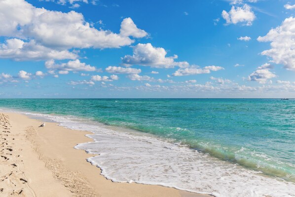 Ubicación cercana a la playa y toallas de playa