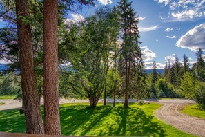 Property grounds - SPRING CREEK CABIN |6 BEDROOMS| SAUNA & HOT TUB (Fairmont Hot Springs)