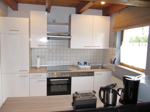 Réfrigérateur, micro-ondes, plaque de cuisson, lave-vaisselle