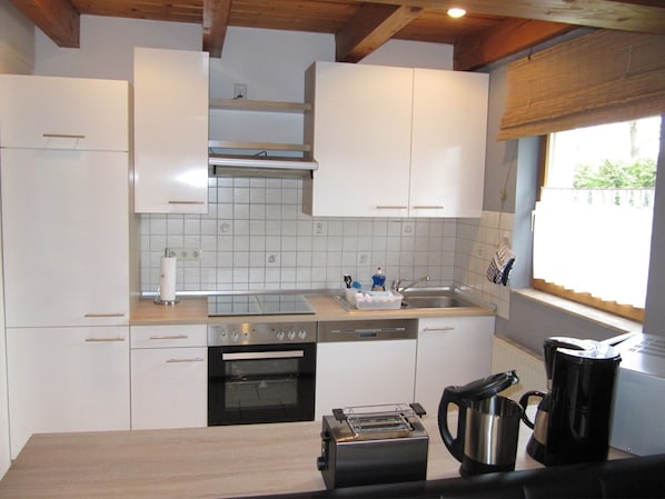Réfrigérateur, micro-ondes, plaque de cuisson, lave-vaisselle