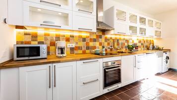 Køleskab, mikrobølgeovn, ovn, kogeplade