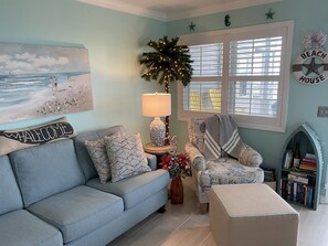 Smart TV, books - Shore Beats Work in Windy Hill, North Myrtle Beach (North Myrtle Beach)
