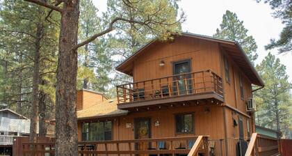 Flagstaff Pines Retreat, King Bed, Great Deck, Cool Summer Nights