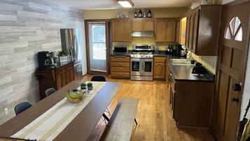 Kjøleskap, mikrobølgeovn, ovn og kokeplater