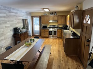 Réfrigérateur, four à micro-ondes, un four, surface de cuisson