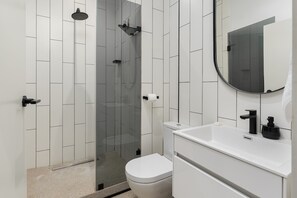 Een douche, een haardroger, handdoeken, zeep