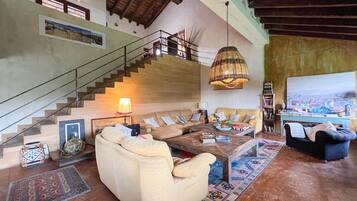 Televisie en een open haard