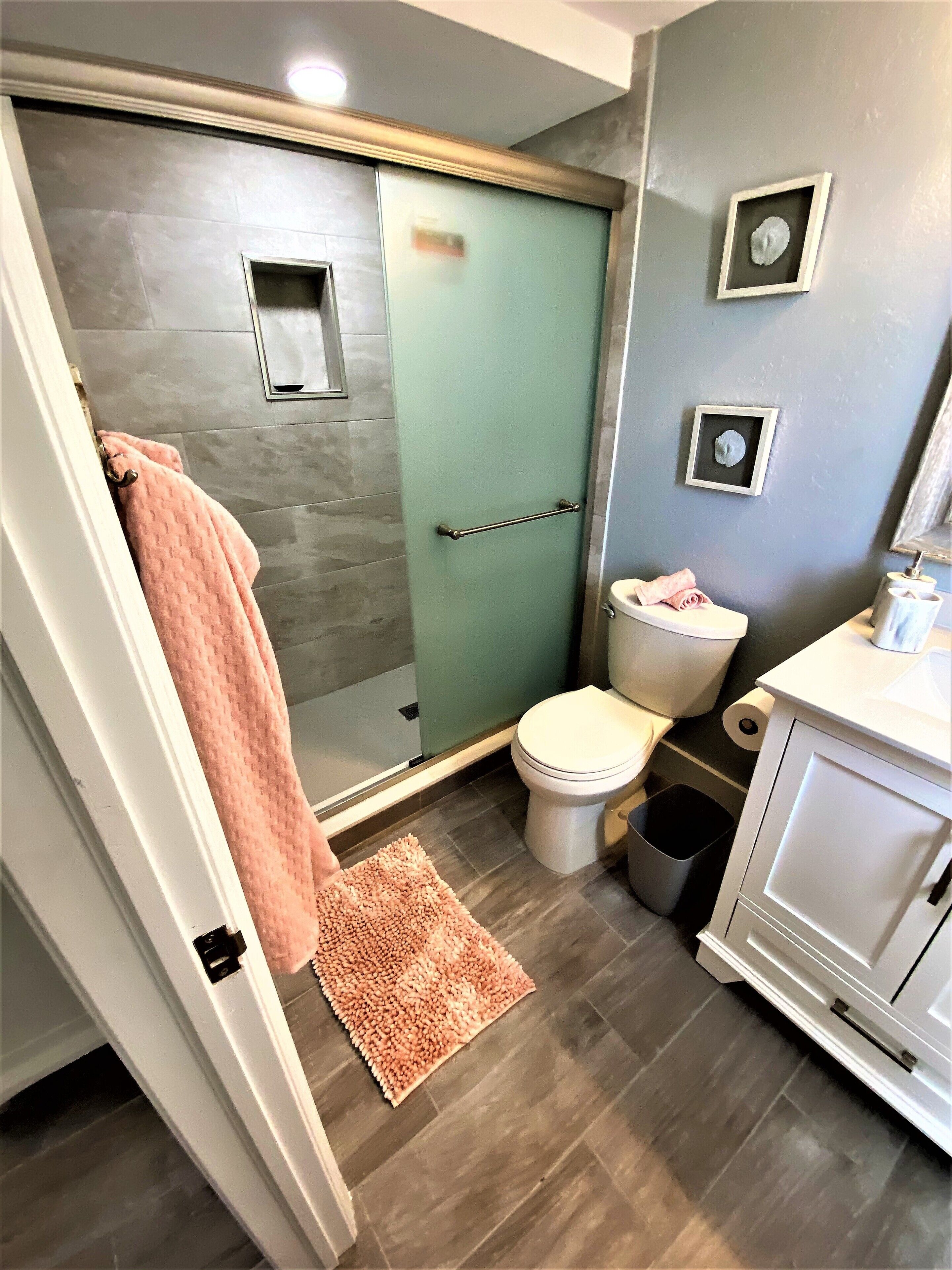 Un baño con ducha, inodoro y lavamanos.
