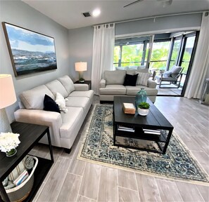 Smart TV - Owners Featured on HGTV- Private Terrace - Private Beach Path - Mid Island Luxry (Fort Myers Beach)