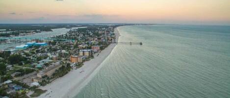 Una playa cerca, sillas reclinables de playa, toallas de playa