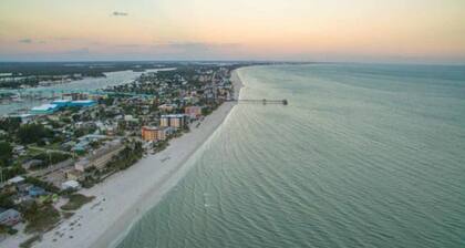 Owners Featured on HGTV- Private Terrace - Private Beach Path - Mid Island Luxry