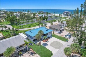 Exterior - Owners Featured on HGTV- Private Terrace - Private Beach Path - Mid Island Luxry (Fort Myers Beach)