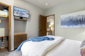 2 bedrooms, in-room safe, iron/ironing board, free WiFi - Keystone with EPIC Views (Keystone)