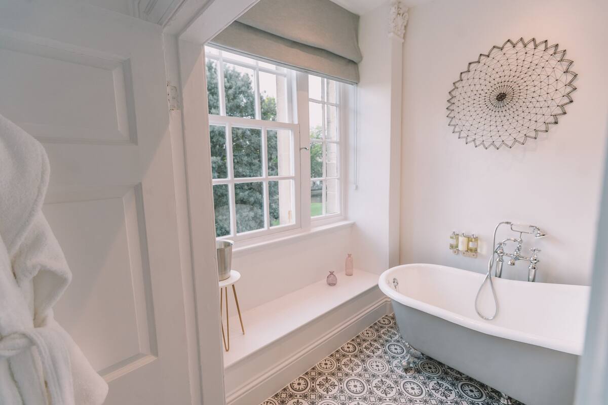 luxury suite, ensuite, river view (sterling) | bathroom