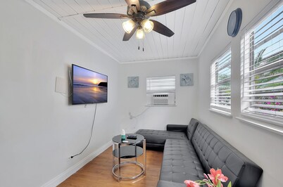 PRIME DELRAY BEACH, CHARMING 2 BEDROOM COTTAGE, PETS WELCOME 