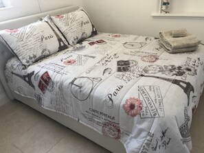 2 slaapkamers, een strijkplank/strijkijzer, gratis wifi, beddengoed