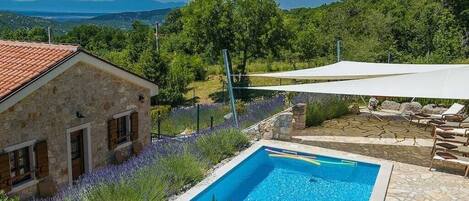 Utomhuspool och uppvärmd pool