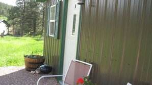 Eine Terrasse mit zwei Stühlen und einem Topfpflanzen.
