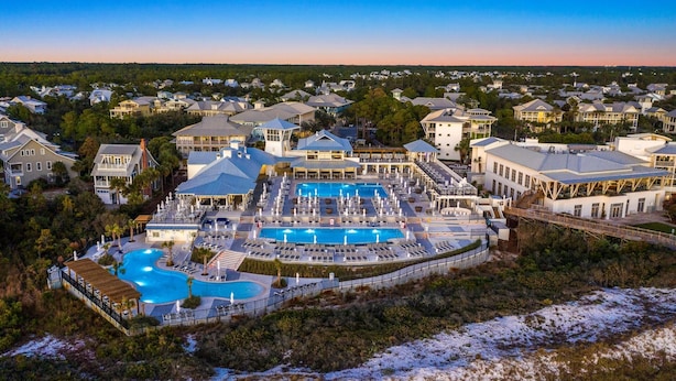 En resort med flere swimmingpools, inklusive en stor central pool, samt forskellige overnatningsmuligheder.