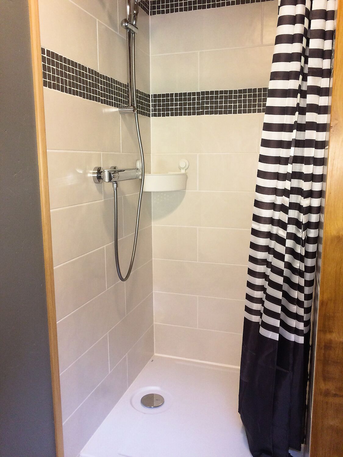 Douche, sèche-cheveux, serviettes fournies, savon