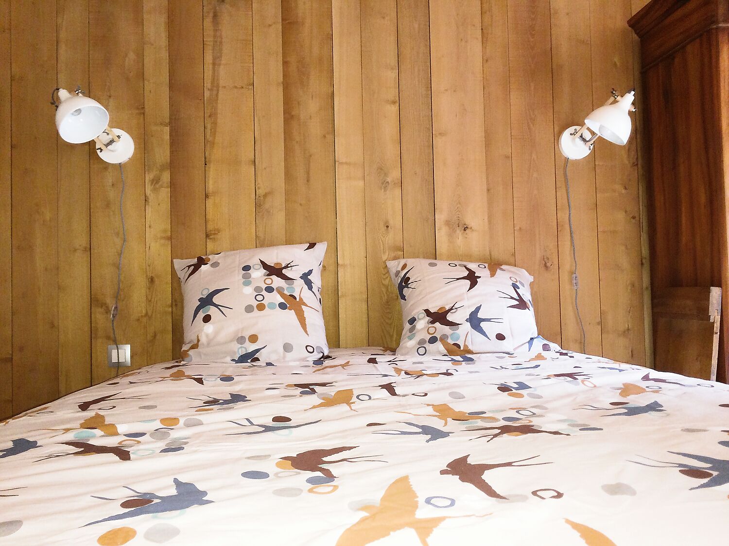 2 habitaciones, tabla de planchar con plancha y cuna de viaje 