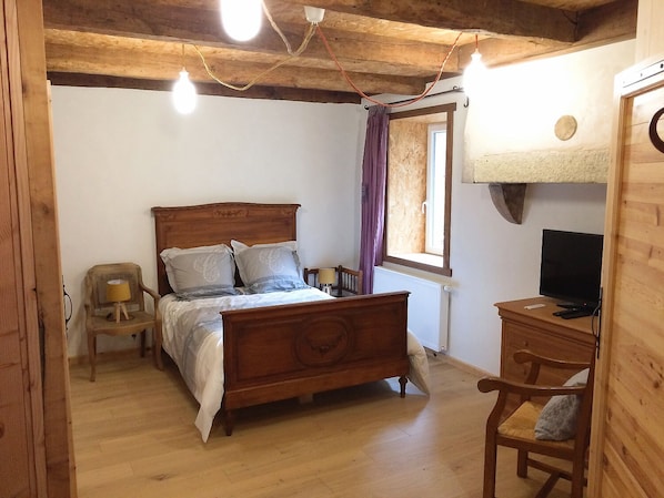 2 bedrooms, iron/ironing board, travel cot, free WiFi