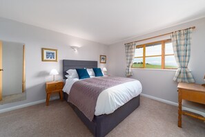 3 chambres, fer et planche à repasser, lit parapluie, accès Internet