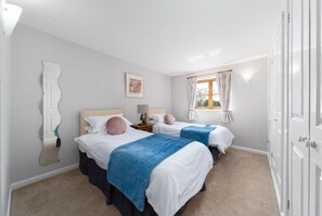 3 chambres, fer et planche à repasser, lit de bébé portatif