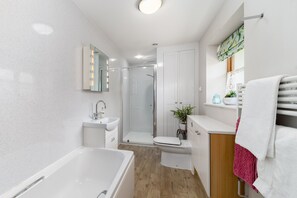 Bathtub, hair dryer, towels - Three bedroom countryside cottage with hot tub, close to North Devon coast. (Barnstaple)