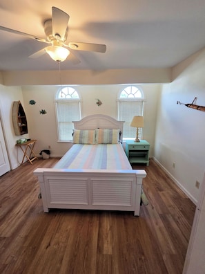 2 bedrooms, WiFi - Tern Inn - Water Front - Townhouse, deep water dock. LINENS AND TOWELS, (Chincoteague)