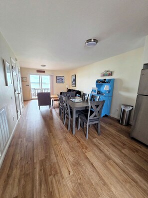 Interior - Tern Inn - Water Front - Townhouse, deep water dock. LINENS AND TOWELS, (Chincoteague)