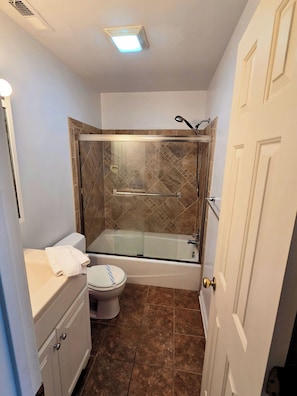 Combined shower/tub - Tern Inn - Water Front - Townhouse, deep water dock. LINENS AND TOWELS, (Chincoteague)