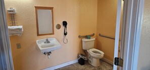 Ensemble douche/baignoire, sèche-cheveux, serviettes fournies, savon