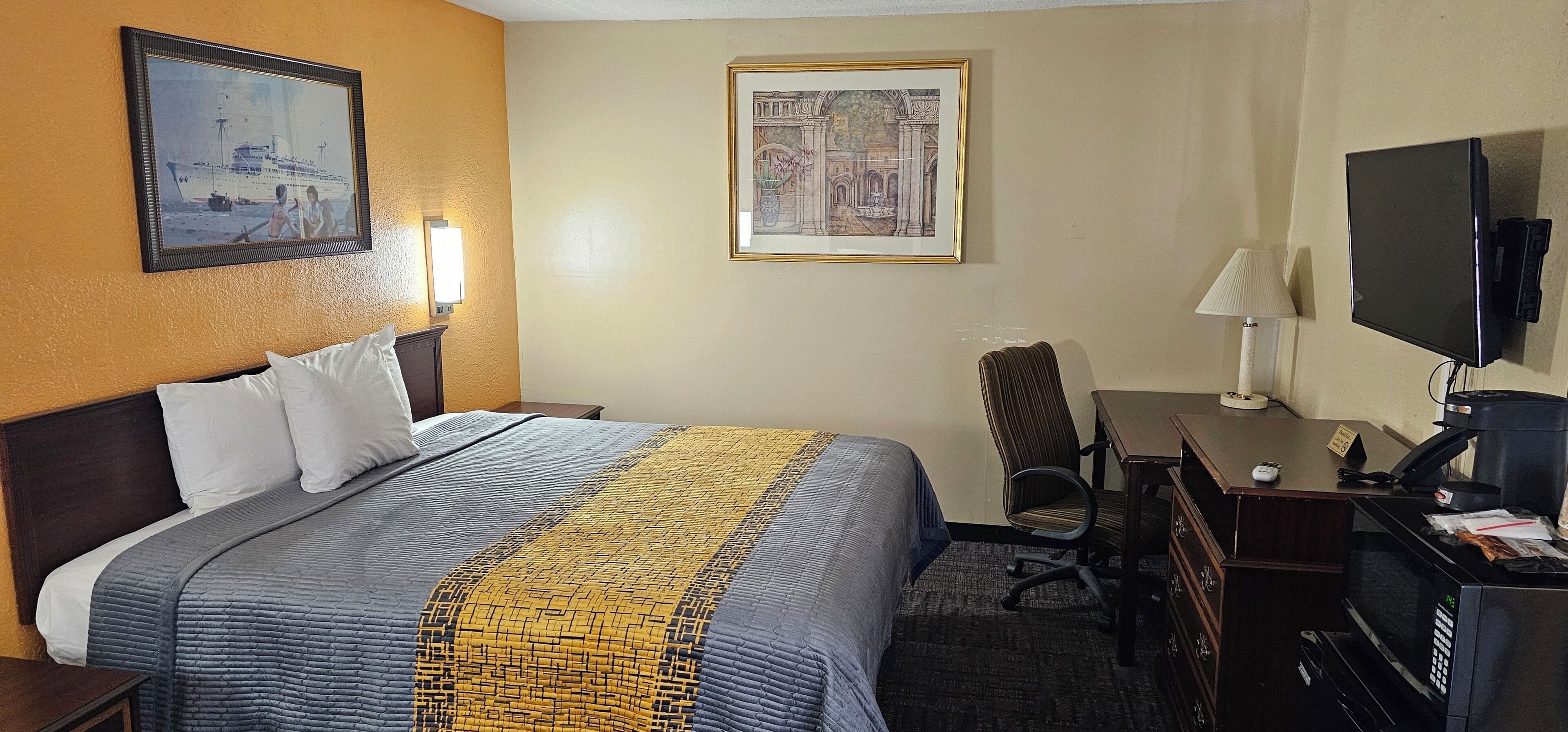 Economy King Room, Non Smoking | Wohnbereich | 40-Zoll-LED-Fernseher mit Satellitenempfang, Fernseher