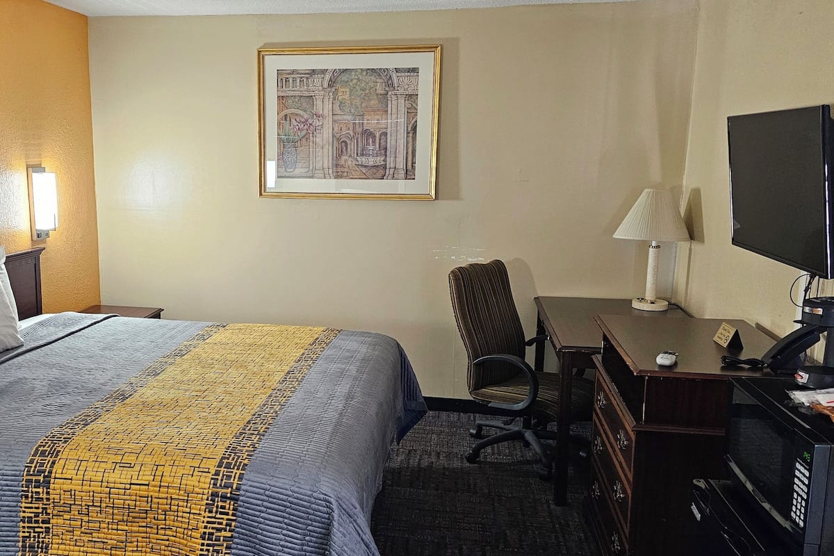 Economy King Room, Non Smoking | Living area | 40-inch LED TV with satellite channels, TV