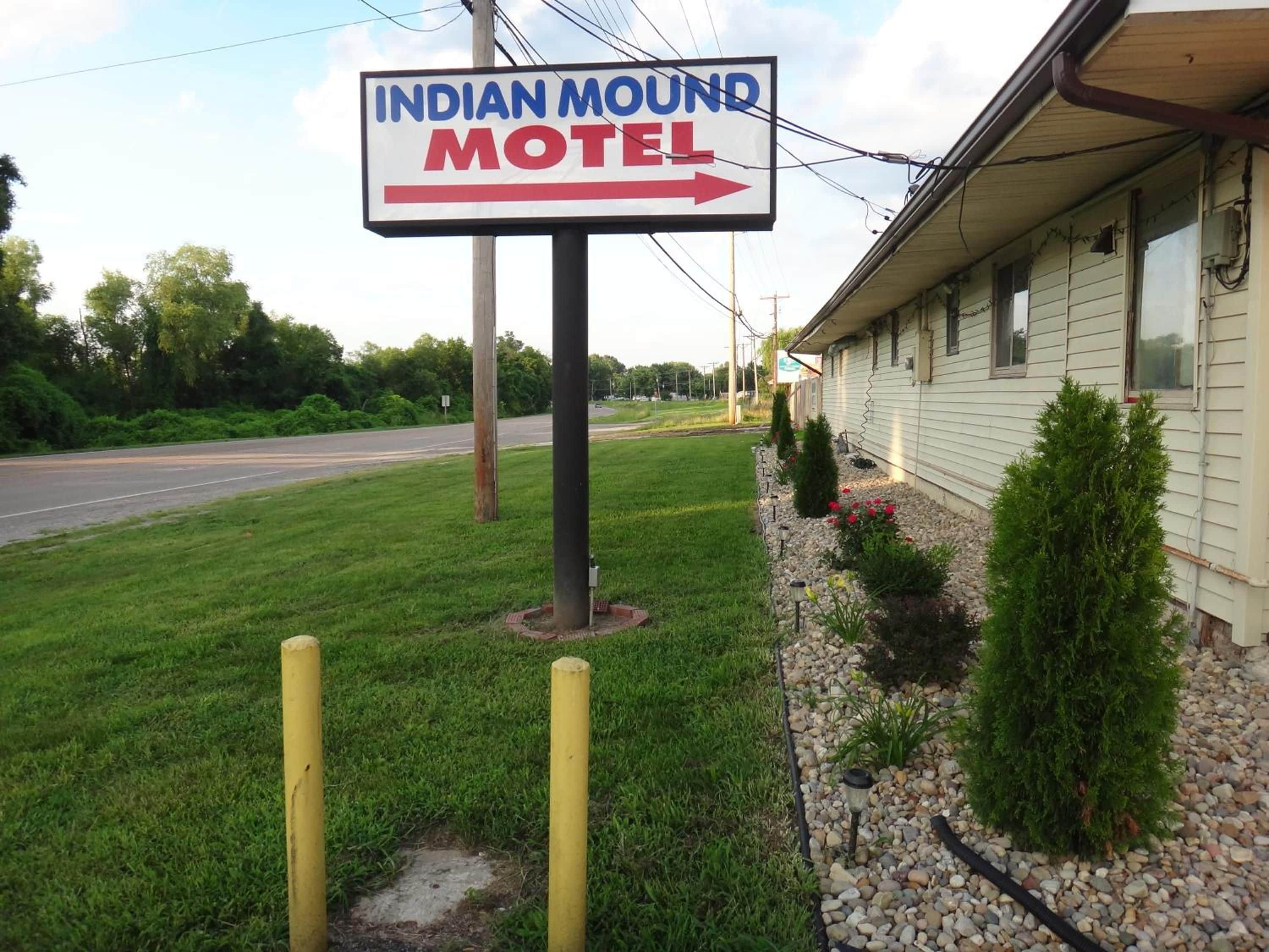 A motel sign with an arrow pointing to the right, indicating the direction to the motel.