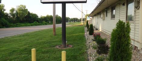 A motel sign with an arrow pointing to the right, indicating the direction to the motel.