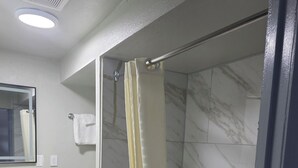 Un baño con inodoro, lavabo y bañera.