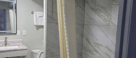 Habitación individual económica, fumadores | Baño | Ducha y bañera combinadas, secador de pelo, toallas y jabón