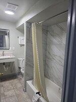 Bañera con ducha, secador de pelo, toallas, jabón