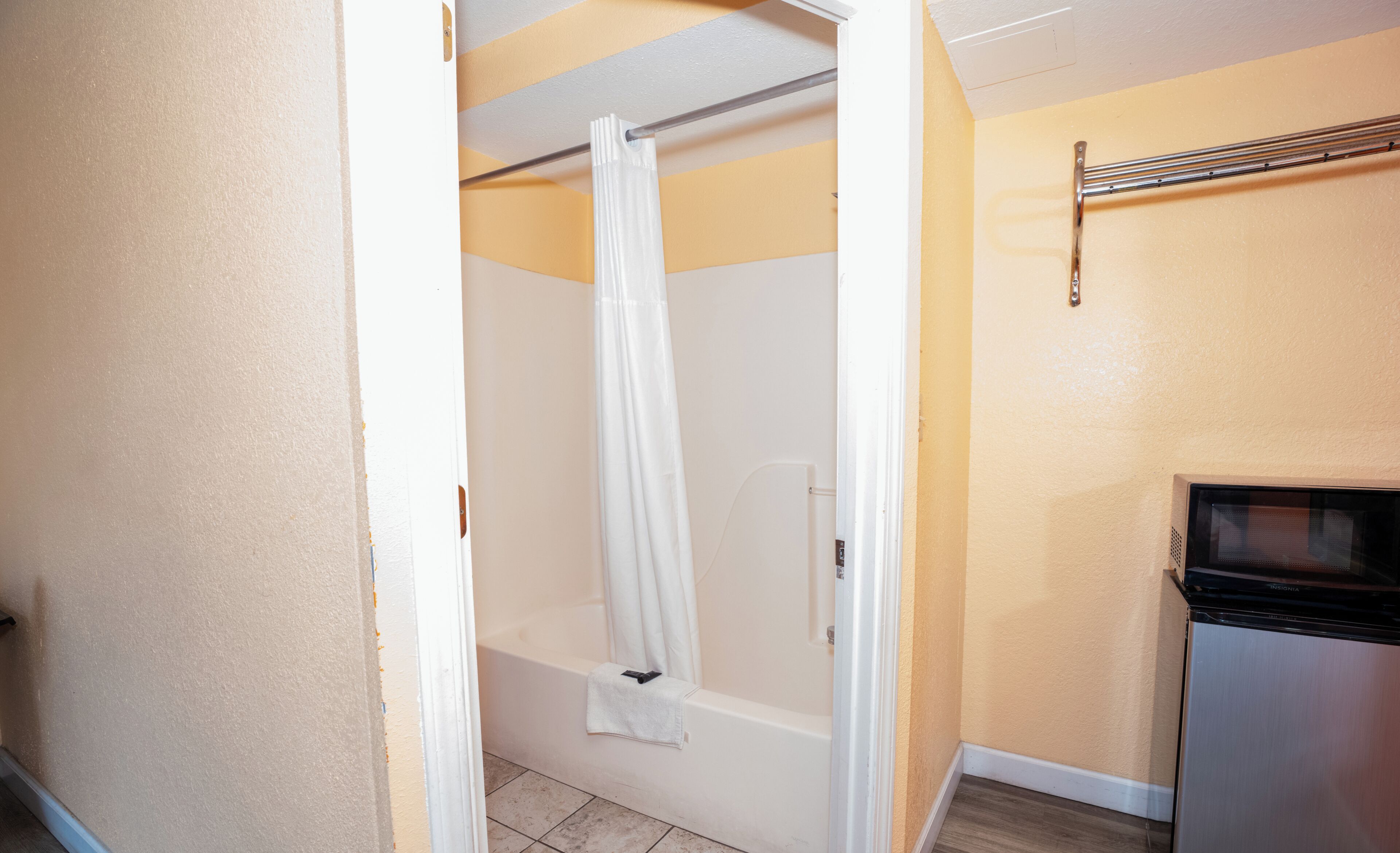 Economy Single Room, Smoking | Bathroom | Combined shower/tub, hair dryer, towels, soap