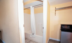Habitació individual econòmica, fumadors | Bany | Combinació de dutxa i banyera, assecador de cabells, tovalloles i sabó 
