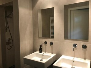 Een douche, handdoeken