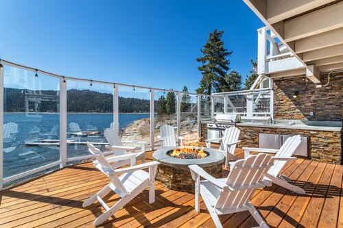 Lakefront Retreat: Mountains, Hot Tub, Dock, Kayaks. Breathtaking Sunset Getaway
