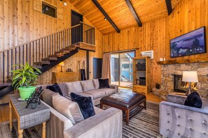Smart TV, chimenea, libros y estéreo