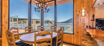 Lakefront Retreat: Mountains, Hot Tub, Dock, Kayaks. Breathtaking Sunset Getaway