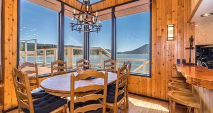 Lakefront Retreat: Mountains, Hot Tub, Dock, Kayaks. Breathtaking Sunset Getaway