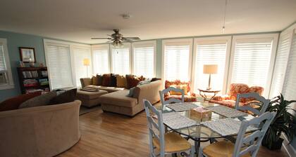 55 Philadelphia St.- Renovated spacious apartment, less than 2 blocks to the beach.